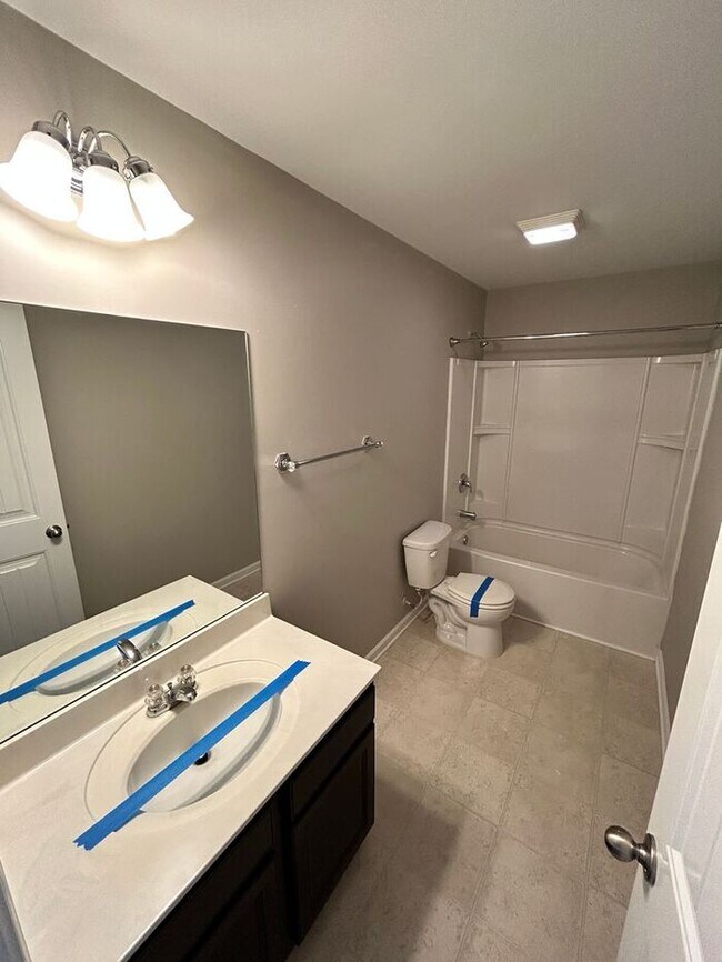 Building Photo - Spacious 5-Bedroom Home with Modern Amenit...