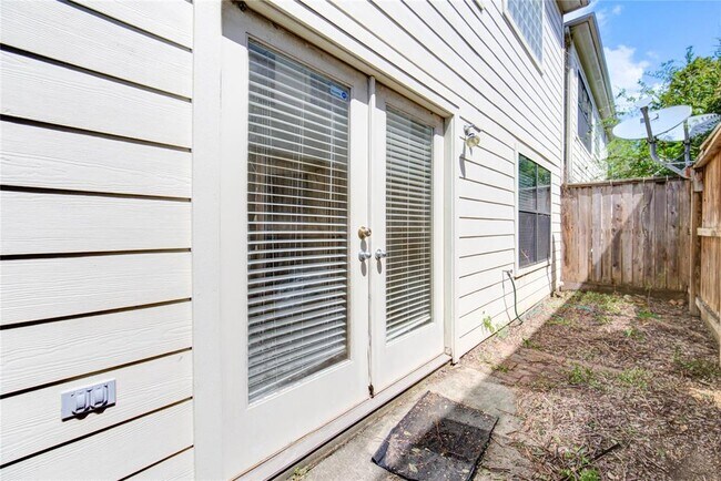 Building Photo - 8656 Meadowcroft Dr