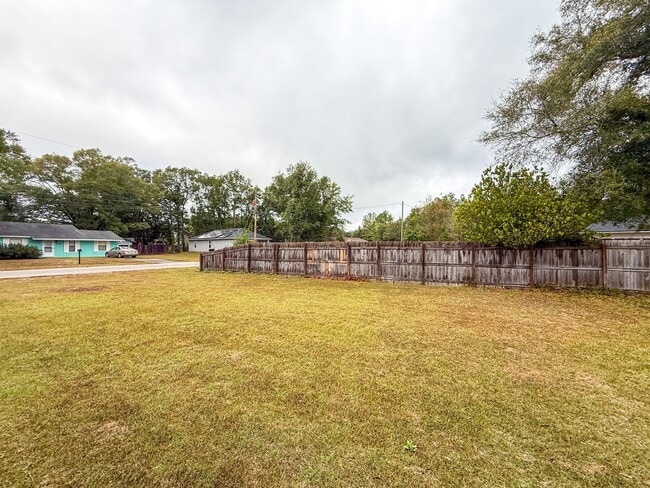 Building Photo - 2 Bedroom 1 Bath Duplex in Pace, FL!