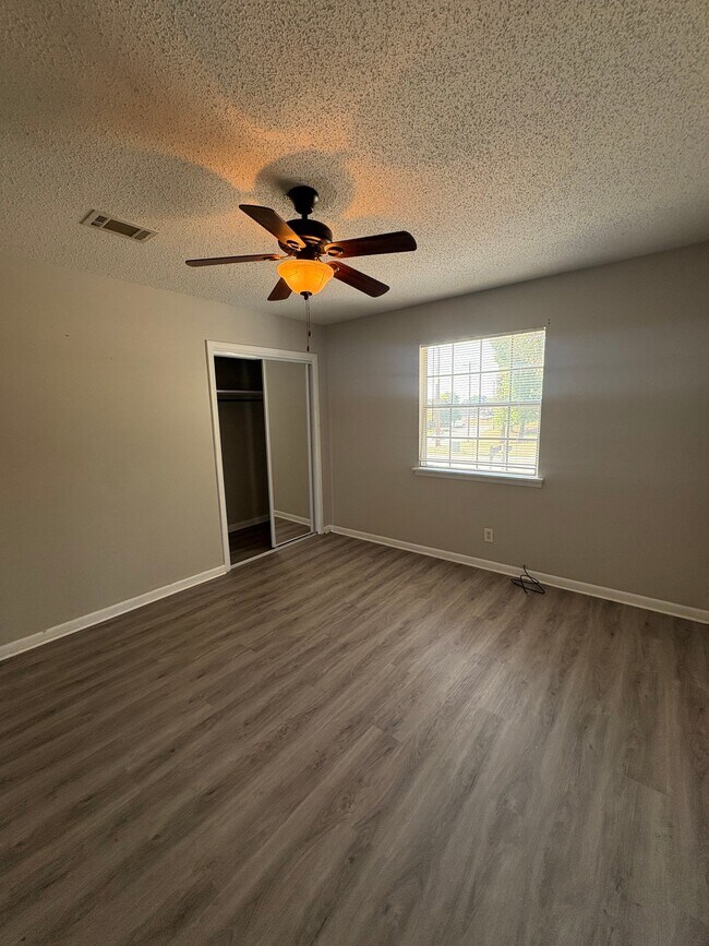 Building Photo - 1123 W Scenic Dr