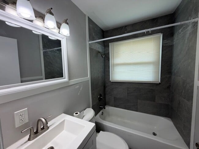 Building Photo - Lovely 3 Bedroom / 1 Bath for Rent - Section 8 Welcome