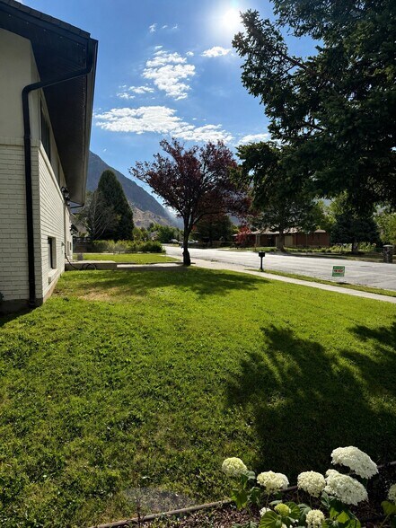 Building Photo - 4860 Country Club Dr