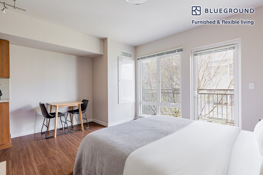 Building Photo - 10333 Main St