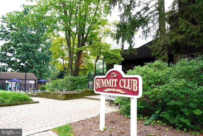 Building Photo - 208 Summit House