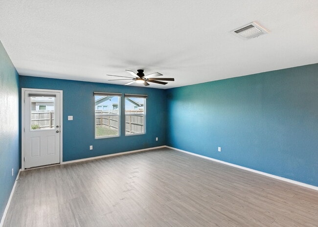 Building Photo - "Charming 3-Bed, 2-Bath Retreat in New Bra...