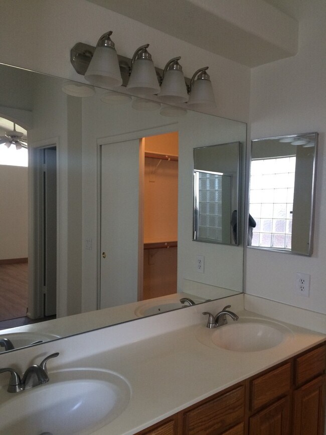 Building Photo - Beautiful 3 bedroom 2 bath North Phoenix h...
