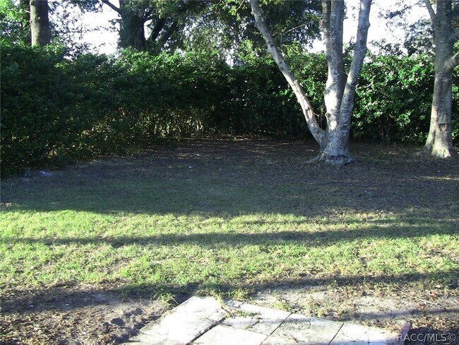 Building Photo - 9081 N Golfview Dr