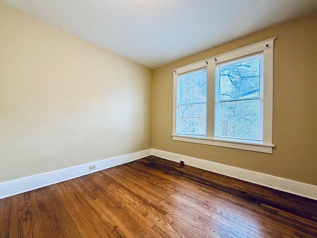 Building Photo - 831 Maury St