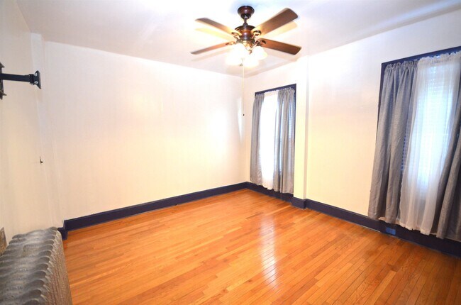 Building Photo - 572 E 25th St