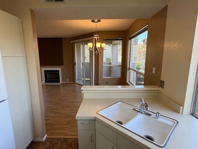 Building Photo - 2-Bedroom, 2-Bathroom Ground Level Condo in Hercules