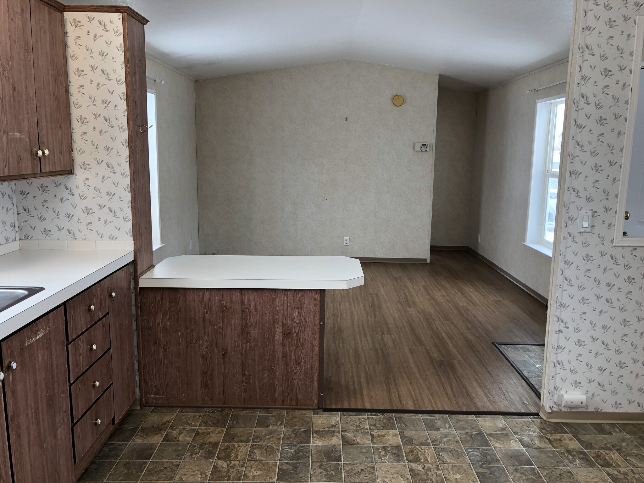 Building Photo - 255 NW Golden Hills Dr