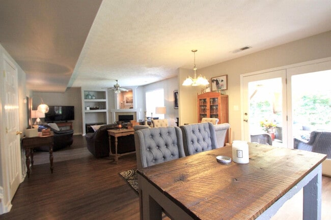Building Photo - 897 Henderson Dr
