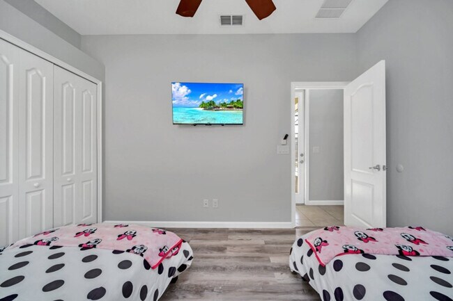 Building Photo - 4168 Oak Tree Dr