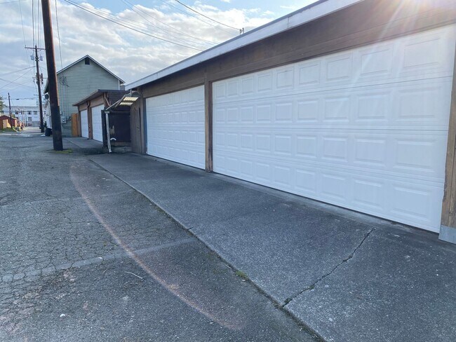 Building Photo - Spacious Single-Level Living with Retro Charm, Private Garage & Abundant Storage