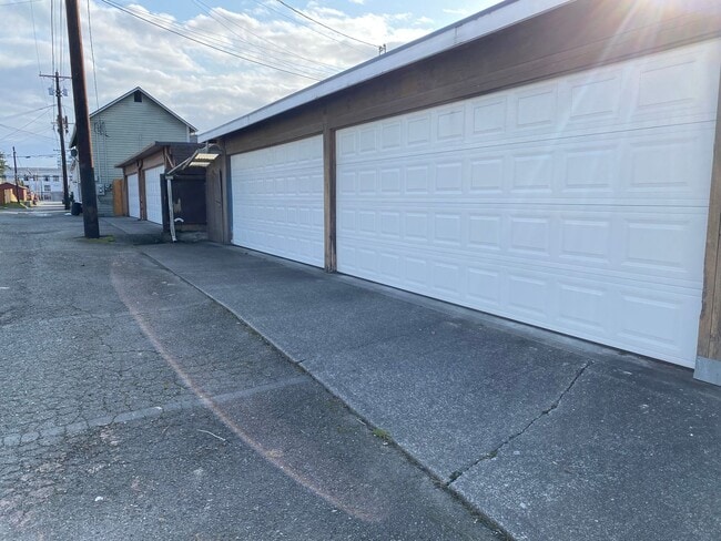 Building Photo - Swanky Retro Living in the Heart of North Everett!