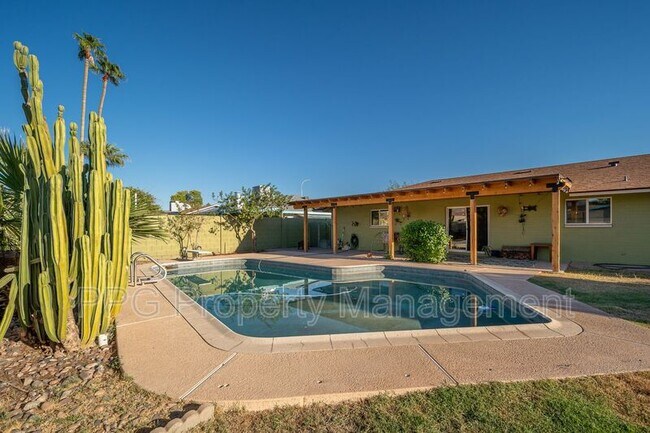 Primary Photo - 456 W Jasper Dr