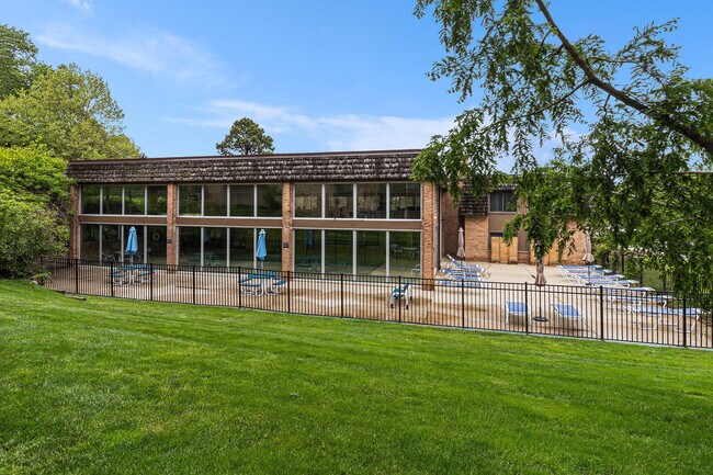 Building Photo - 1325 S Maple Rd