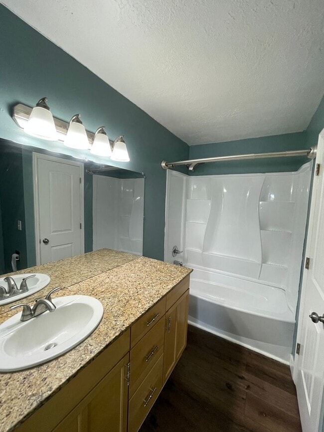 Building Photo - Beautiful 2 bed in Clearfield!
