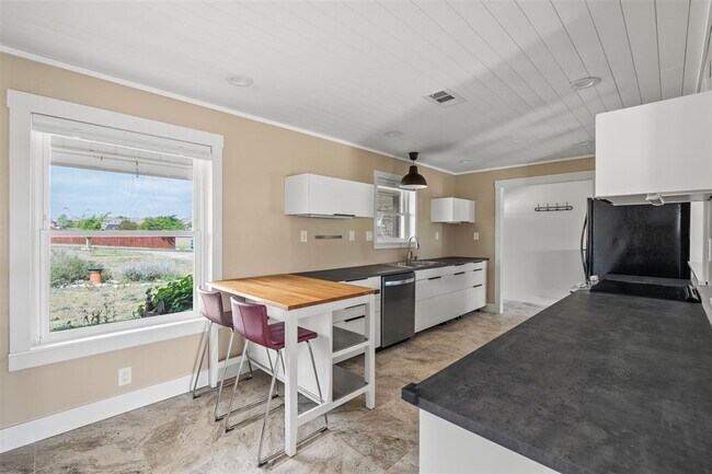 Building Photo - 33 Valley View Dr