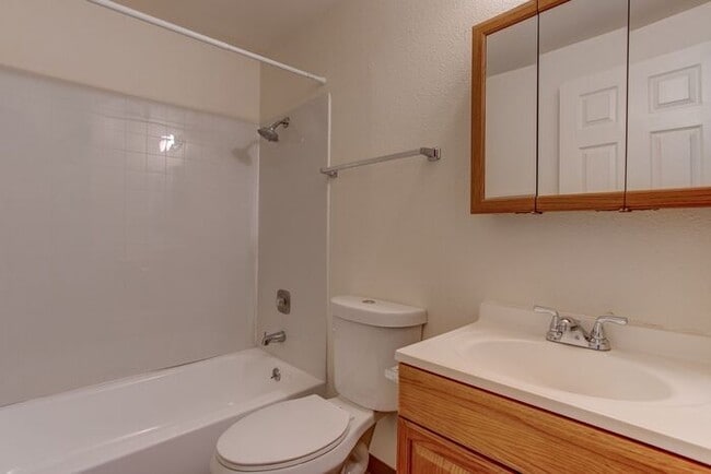 Building Photo - 2 bedroom 1 bath close to local shops!!