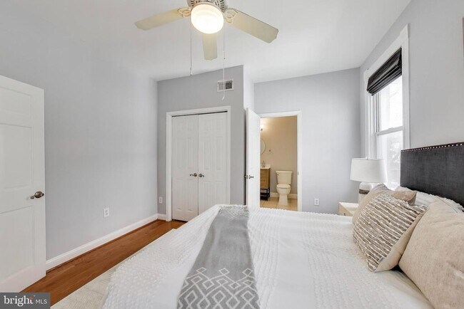 Building Photo - 1006 Otis Pl NW