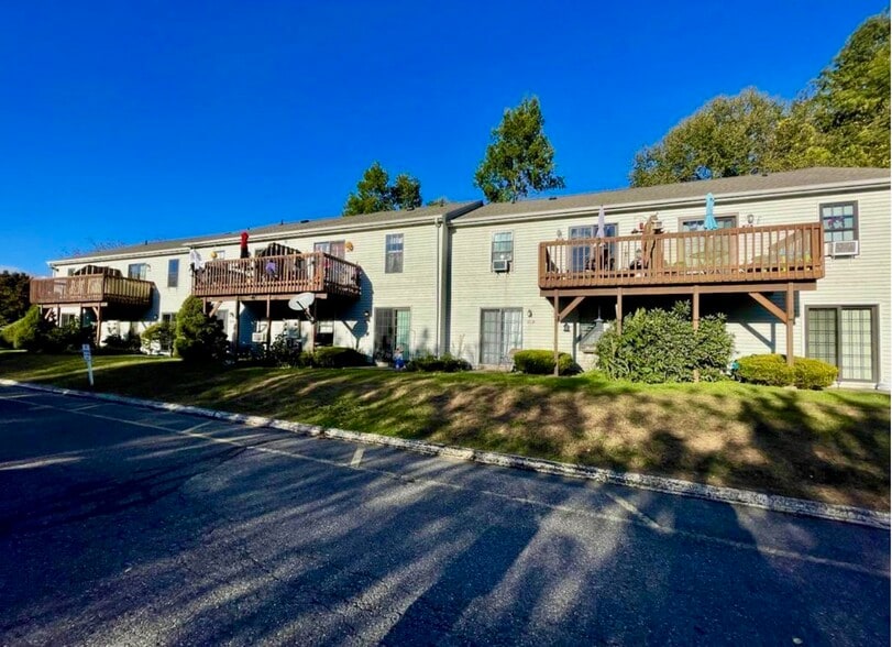 Building Photo - 169 Aspetuck Vlg