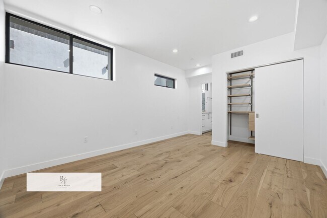 Building Photo - Luxury Modern Living with Stunning LA Skyline Views