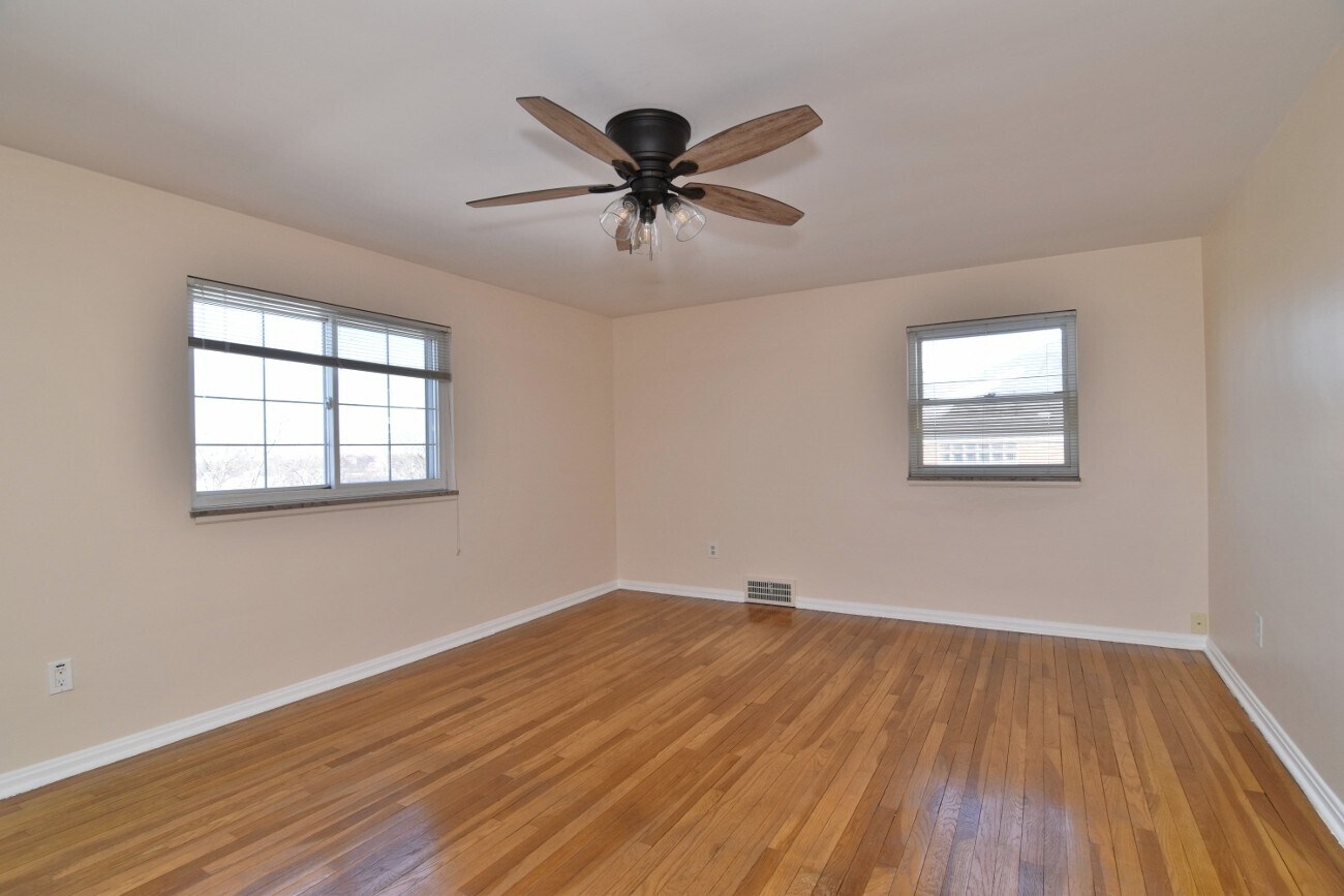 Building Photo - 2025 Riverside Dr