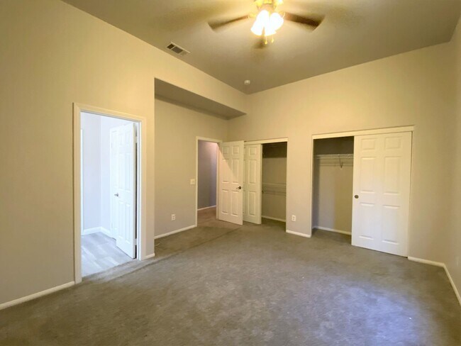 Building Photo - Oceanside stunner - 3 bedroom townhome available now!