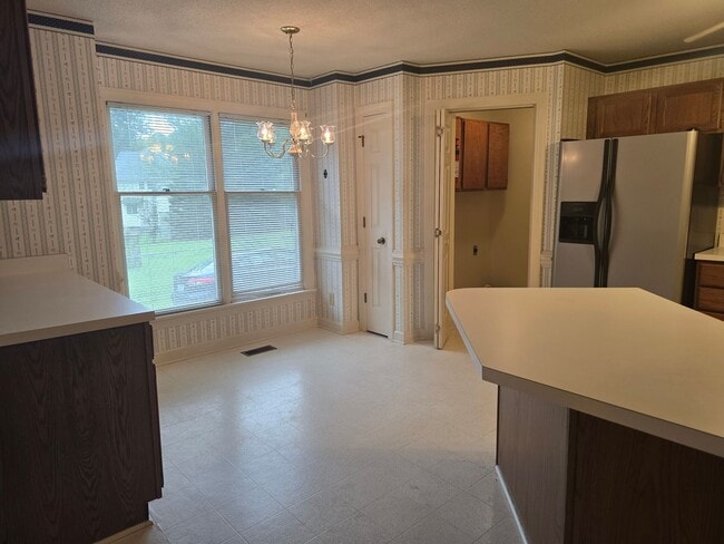 Building Photo - Quiet Neighborhood- Large Lot- Shed- Enclosed Sunroom! Community Pool & Tennis Courts!
