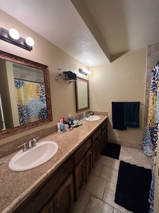 Building Photo - TOWNHOME IN MESA DEL SOL!