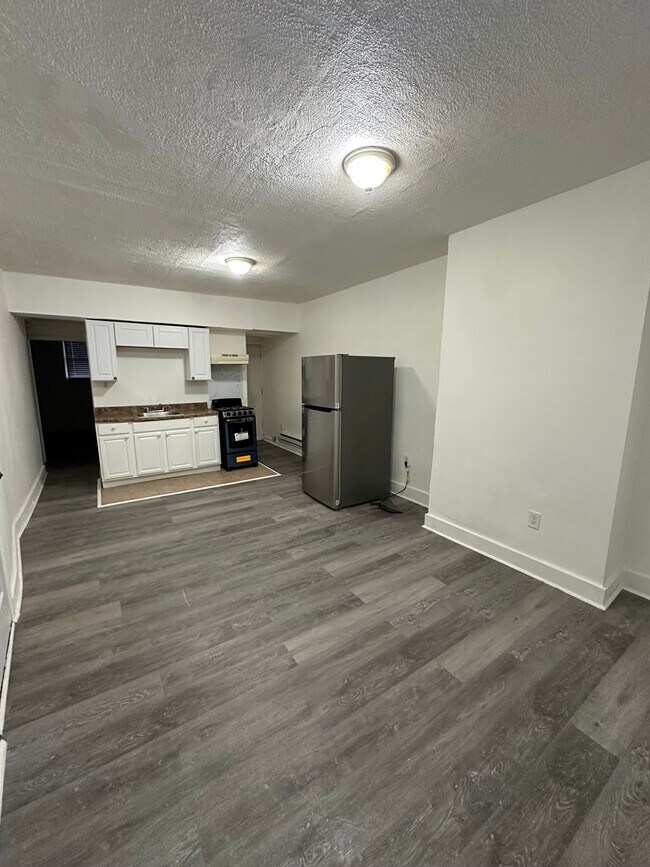 Building Photo - Newly renovated First floor 1 bedroom available