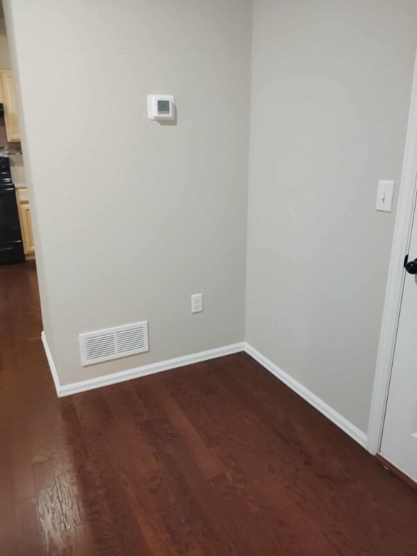 Building Photo - 704 Finch Dr