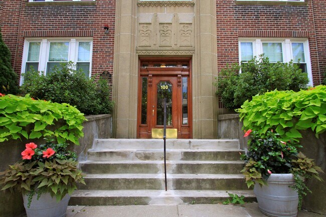 Building Photo - Beautiful 1Br/1Bth apartment! Heat/Hot Water inc.  Must see!