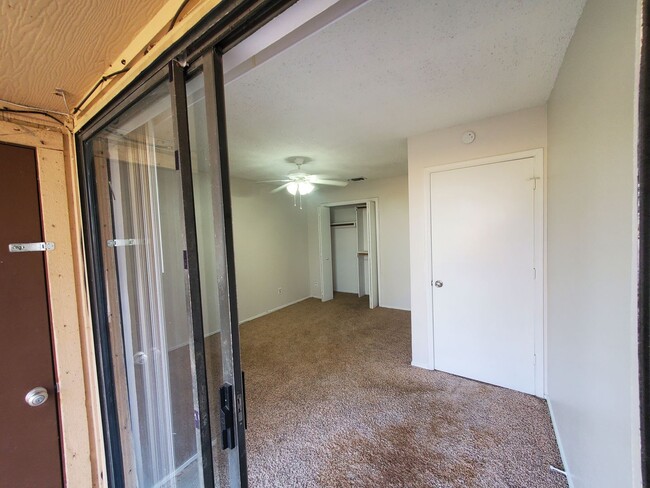 Building Photo - AVAILABLE NOW!!! Cozy 2 bedroom, 2 bath ha...