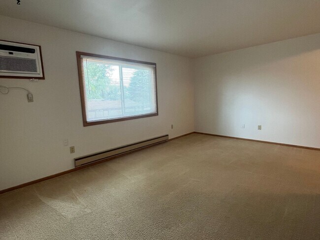 Building Photo - 1 Bed 1 Bath Heat and Water Included!