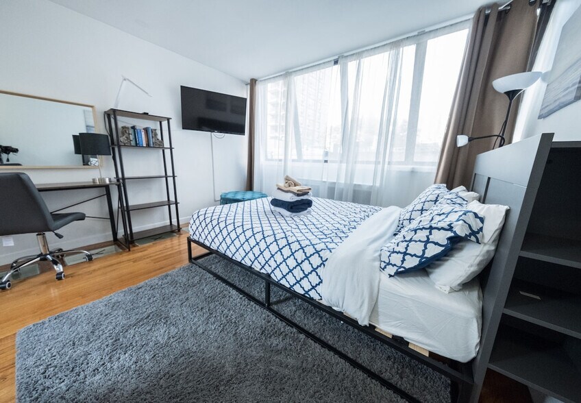 Building Photo - 324 E 75th St