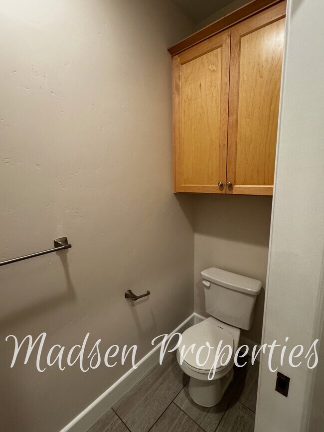 Building Photo - 2127 Hewitt Ave