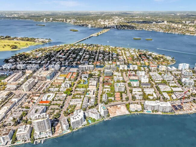 Building Photo - 9901 E Bay Harbor Dr