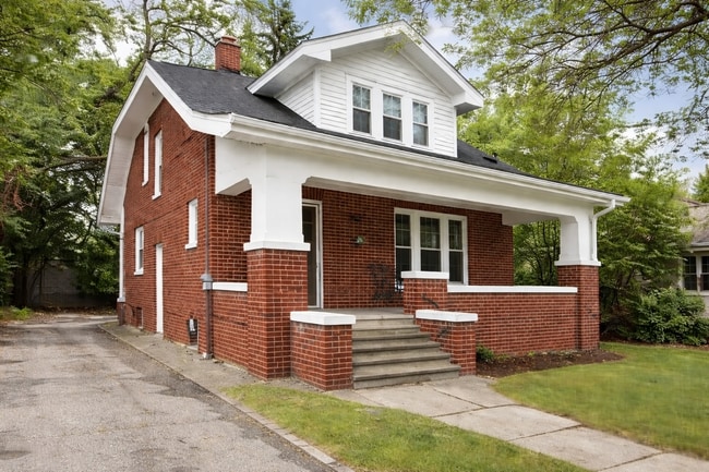 Building Photo - 718 N Chevrolet Ave