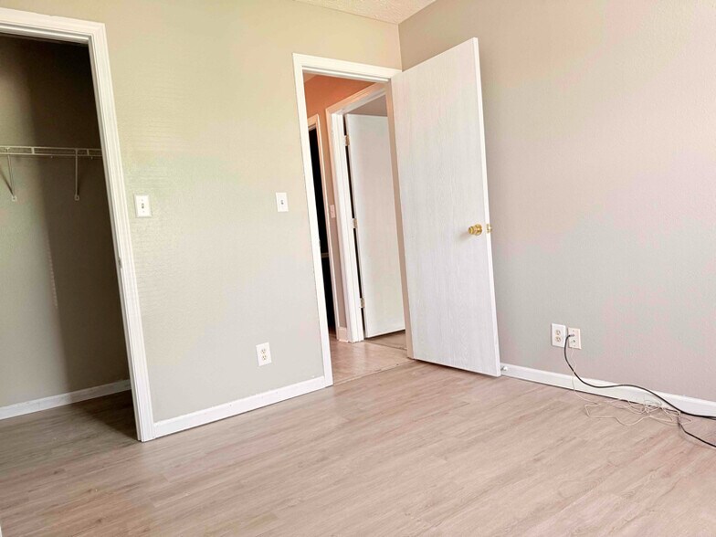 Building Photo - 1327 Roundtable Dr