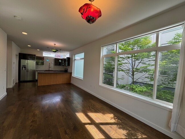 Building Photo - Modern 2 bed 2 bath townhome in Eastlake with panoramic view of Lake Union