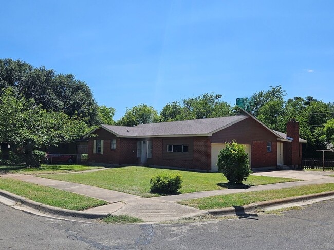 Building Photo - 1011 Cedar Dr