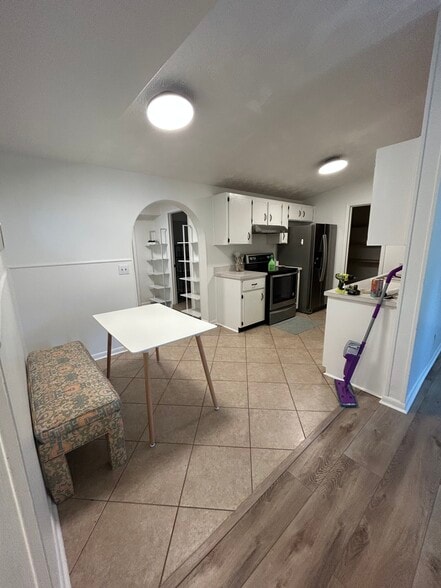 Building Photo - 2856 Tulip Cir E