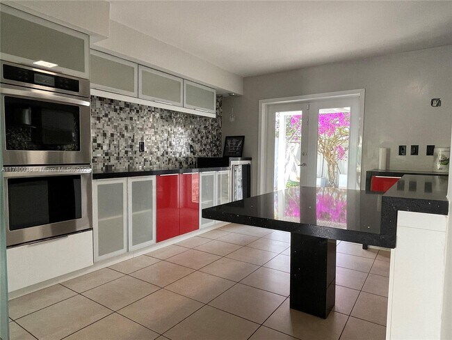 Building Photo - 881 SW 104th Ct