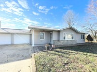 Building Photo - Spacious 2 bedroom/ 1 bath home with a par...