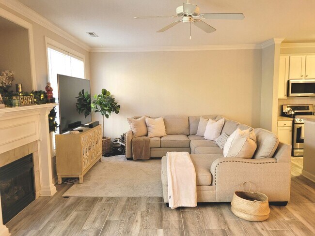 Building Photo - Gorgeous Townhome-Style Condo in Virginia Beach!