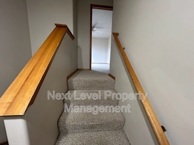 Building Photo - 1975 Greatview Dr