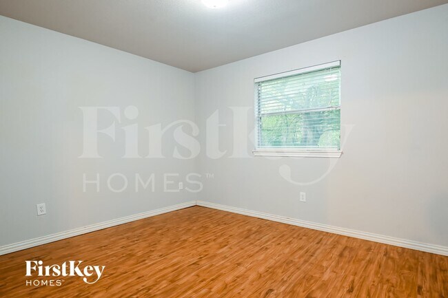 Building Photo - 302 Shorewood Dr