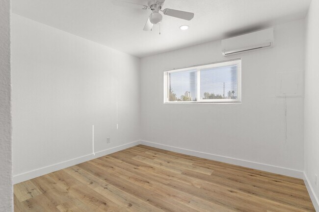 Building Photo - 927 Daisy Avenue